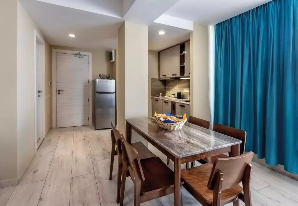 ناهارخوری اتاق هتل رزیدنس گودائوری هیلز